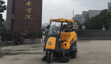 C170駕駛式掃地車服務(wù)于安徽職業(yè)技術(shù)學院